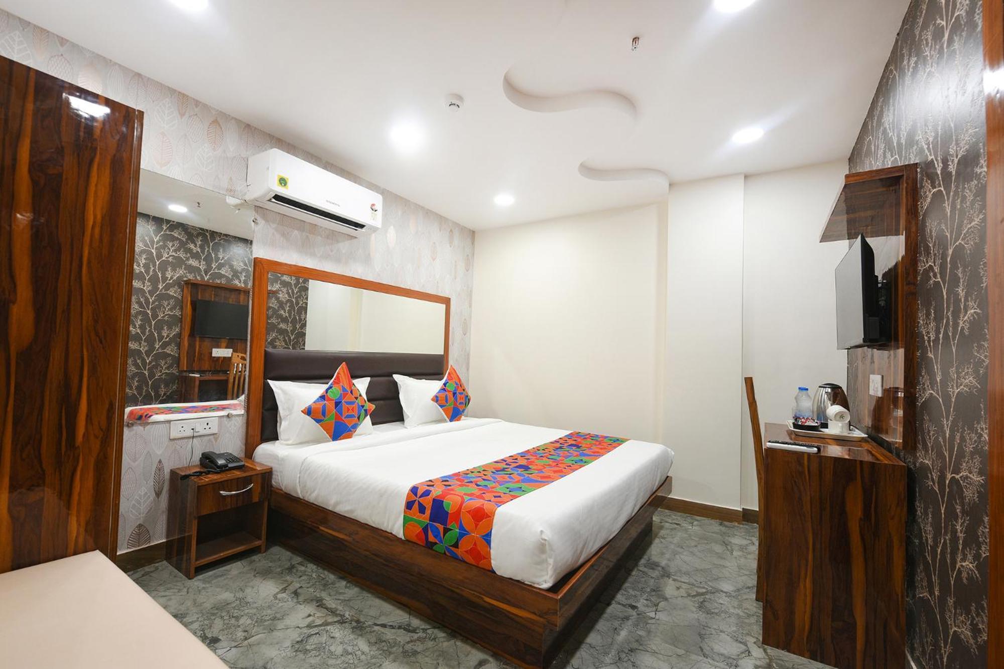 Fabhotel Mona Continental - Nr Laxmi Nagar It Hub Нью-Дели Экстерьер фото