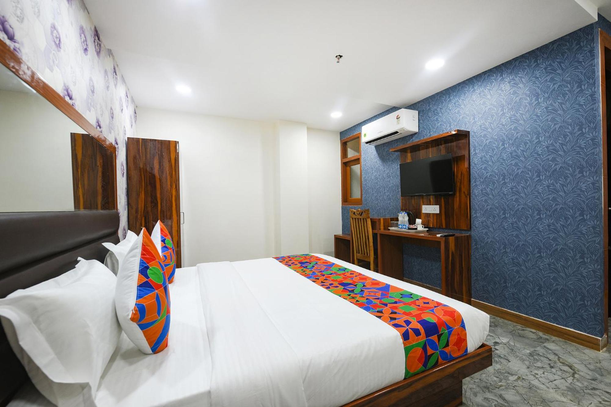 Fabhotel Mona Continental - Nr Laxmi Nagar It Hub Нью-Дели Экстерьер фото